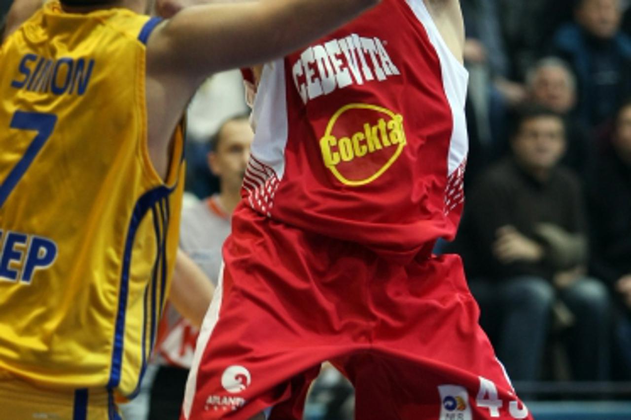 '27.11.2010., Kosarkaski centar Drazen Petrovic, Zagreb - NLB liga, 9. kolo, Zagreb CO - Cedevita. Marino Bazdaric puca na kos. Photo: Jurica Galoic/PIXSELL'
