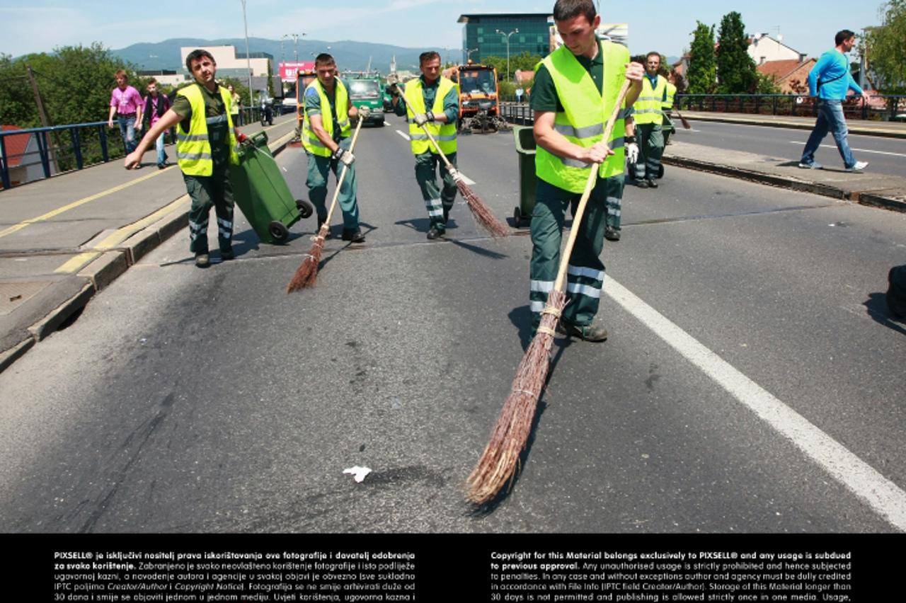 '18.05.2012. Zagreb - Tradicionalnom norijadom ucenici zavrsnih razreda srednjih skola proslavili su zavrsetak skolovanja, a iza sebe ostavili hrpu smeca. Most. Photo: Goran Jakus/PIXSELL'