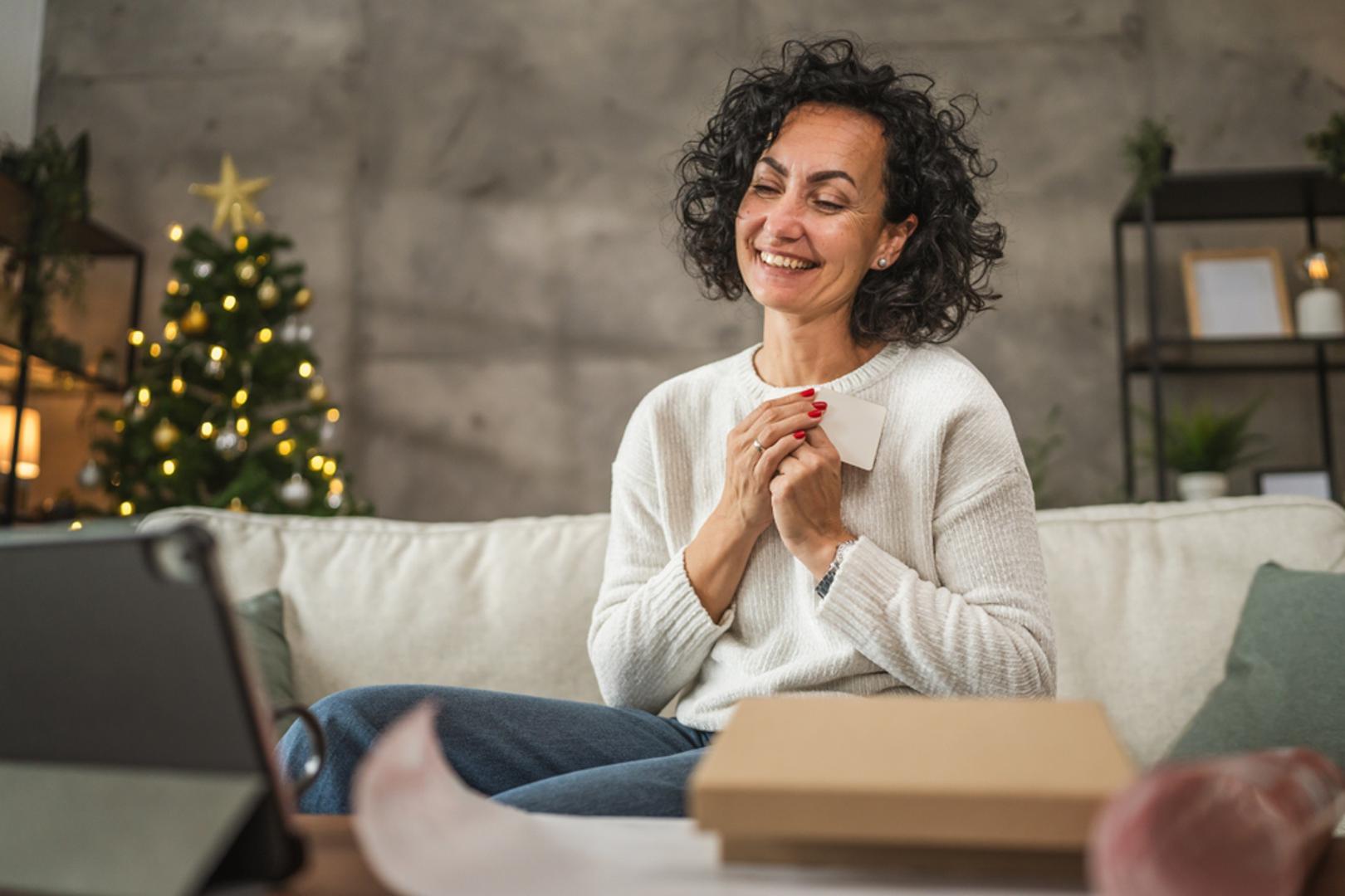 Svaki dan zahvaliti na jednoj stvari: Zahvalnost je mali ritual koji brzo promijeni perspektivu. Odlučite svaku večer imenovati jednu stvar na kojoj ste zahvalni: zdravlje, prijateljsku poruku, miran trenutak, topli obrok. Ne moraju to biti velike pobjede, baš suprotno, sitnice drže dan na okupu. U došašću zahvalnost postaje tiha molitva, čak i kad nije izgovorena.
