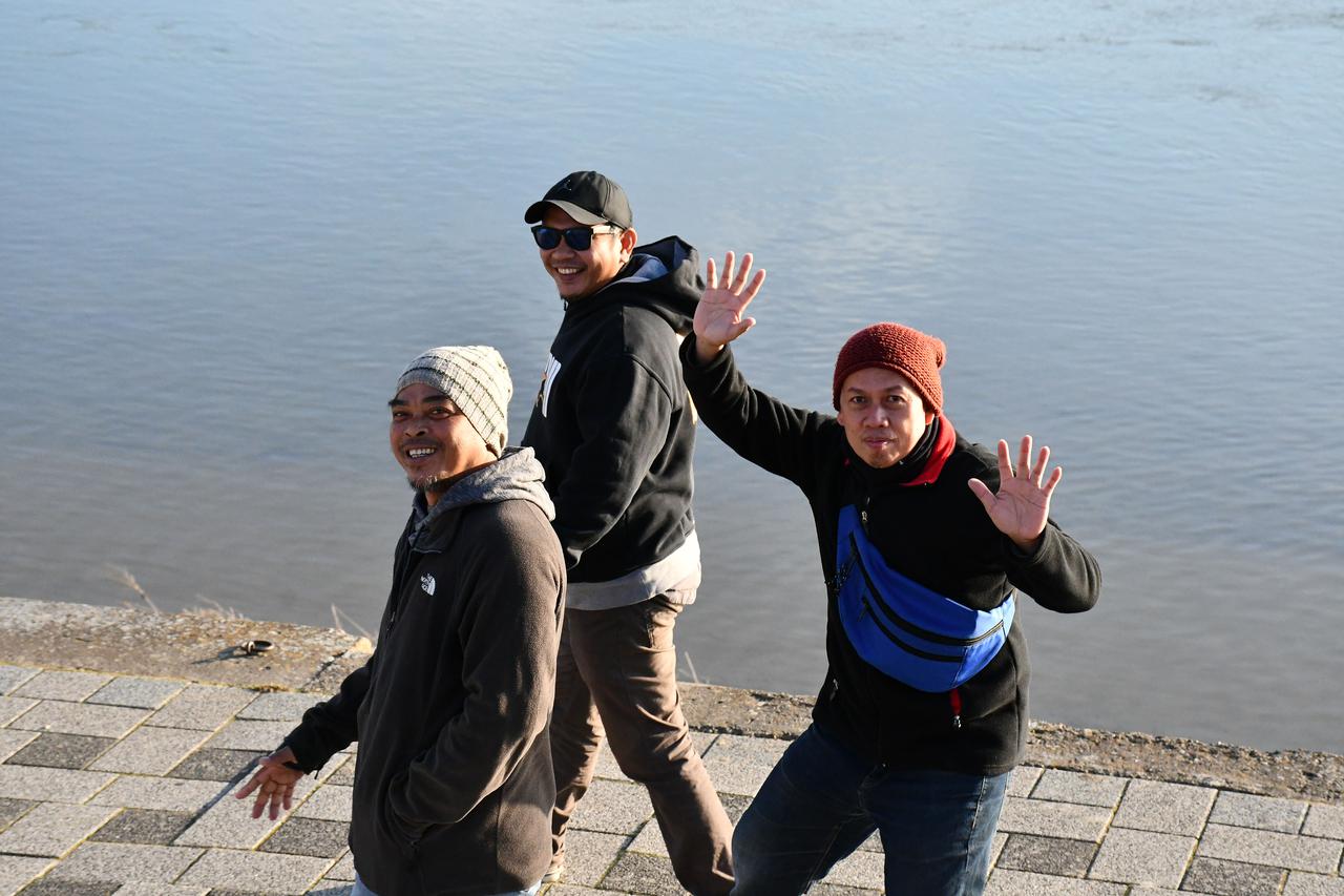 Slavonski Brod: Dobro raspoloženi strani radnici u šetnji i razgledavanju grada