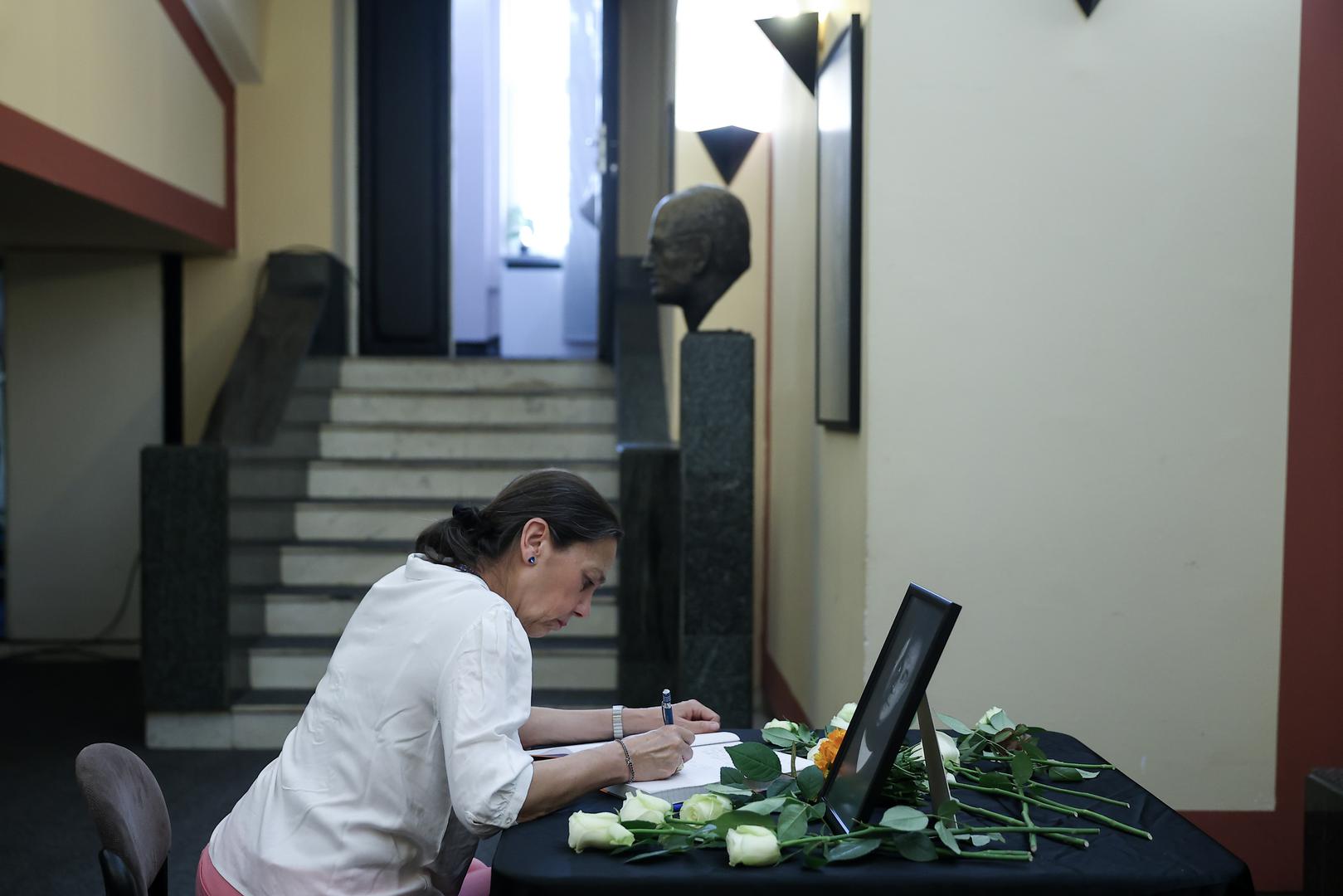 Mirsad je završio Fakultet dramskih umjetnosti u Beogradu. 