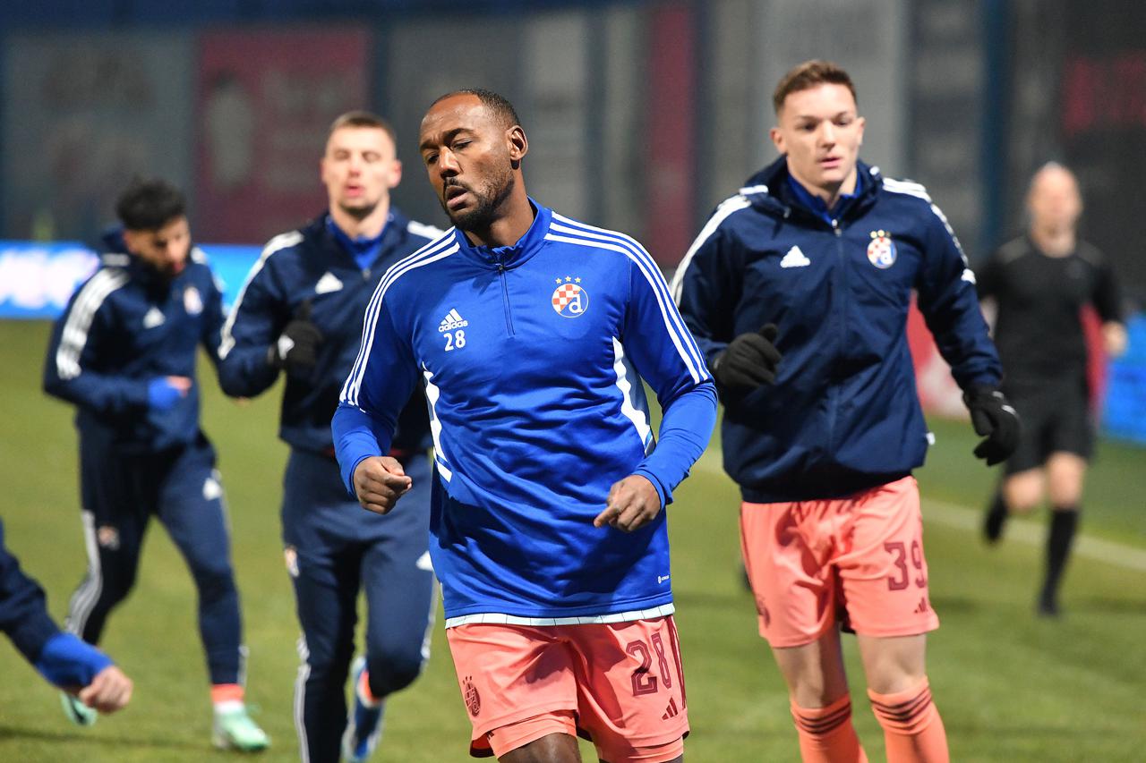 Zagrijavanje nogometaša uoči početka susreta između Slaven Belupa i Dinama u 17. kolu SuperSport HNL-a