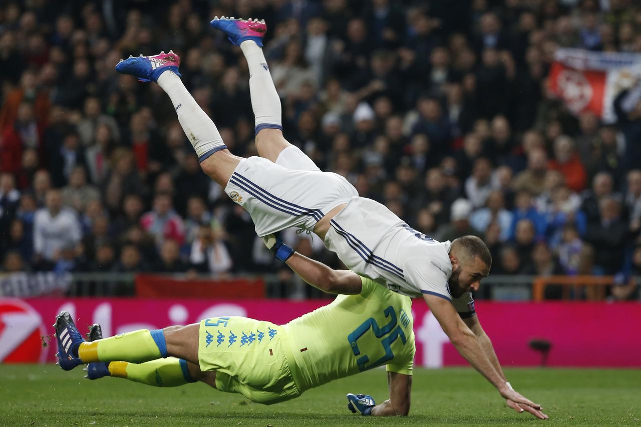 Football Soccer - Real Madrid v Napoli - UEFA Champions League Round of 16 First Leg - Estadio Santiago Bernabeu, Madrid, Spain - 15/2/17 Real Madrid's Karim Benzema in action with Napoli's Pepe Reina  Reuters / Susana Vera Livepic