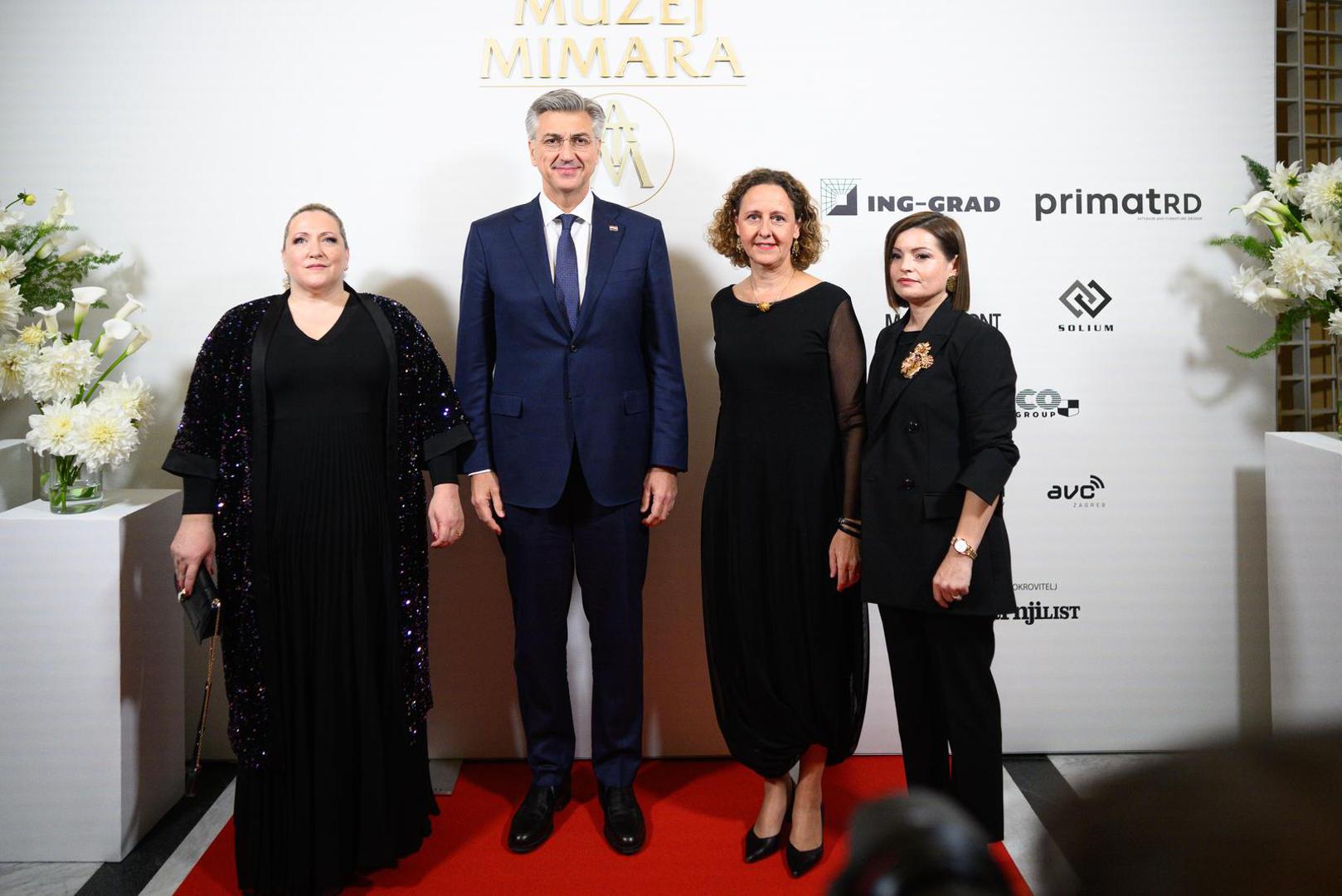 "Ovo je projekt koji će biti na ponos grada Zagreba i koji šalje važnu poruku, ne samo kulturnu nego i poruku zahtjevnosti procesa obnove", istaknuo je Plenković, dodavši kako je na jutro potresa rekao da će 10 sekundi potresa zahtijevati 10 godina obnove, što je na žalost bilo točno.
