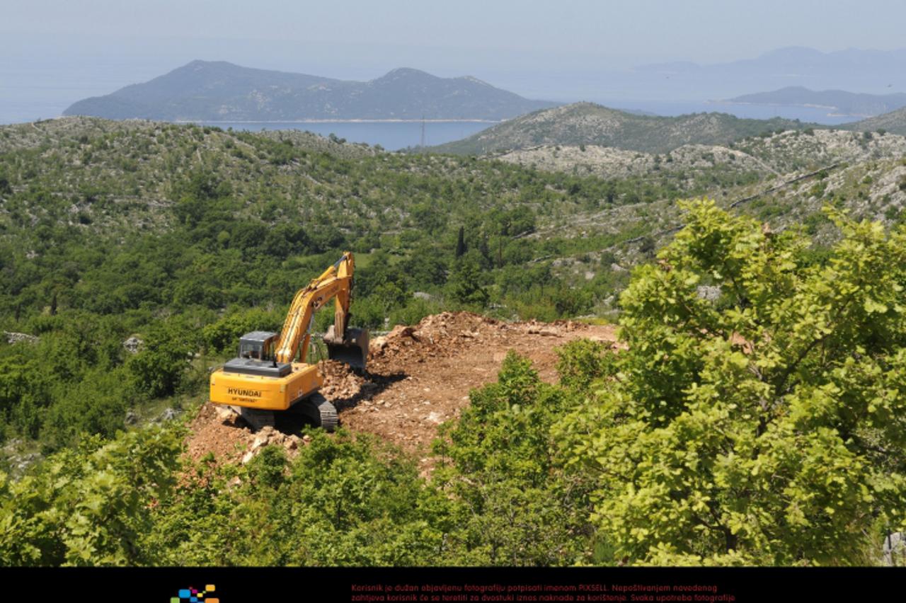 '11.05.2009., Dubrovnik - Otvaranje radova na dionici autoceste od mjesta Osojnik do mjesta Doli blizu Peljesca. Premijer Ivo Sanader prisustvovao je potpisivanju ugovora izmedju vlade i izvodjaca rad