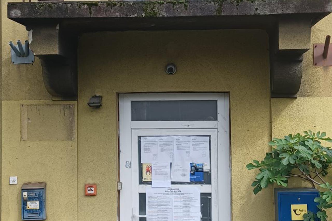Biralište u Zagrebu na kome je žuta naljepnica