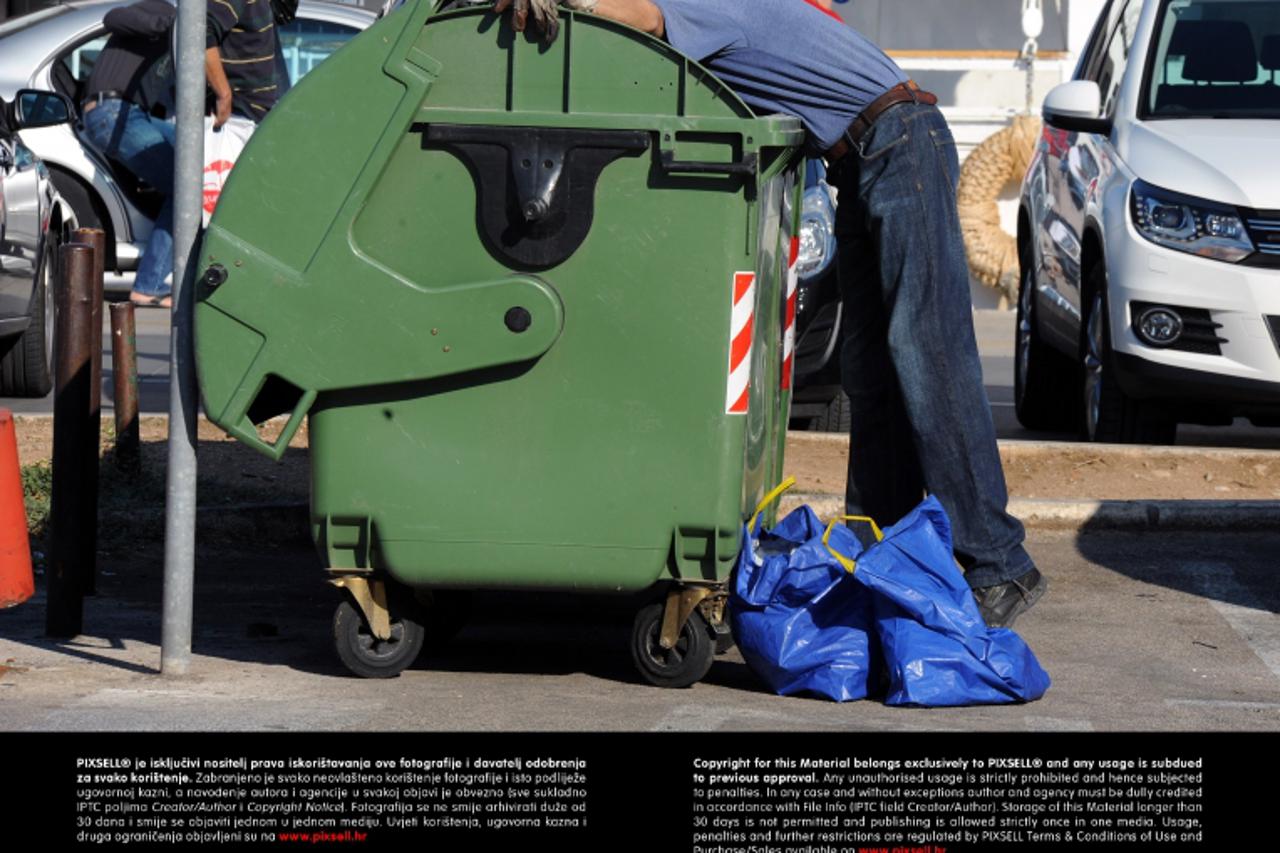 '07.09.2012., Sibenik - Sve veca neimastina tjera ljude da traze pet ambalazu po kontejnerima na sibenskoj rivi.  Photo: Hrvoje Jelavic/PIXSELL'