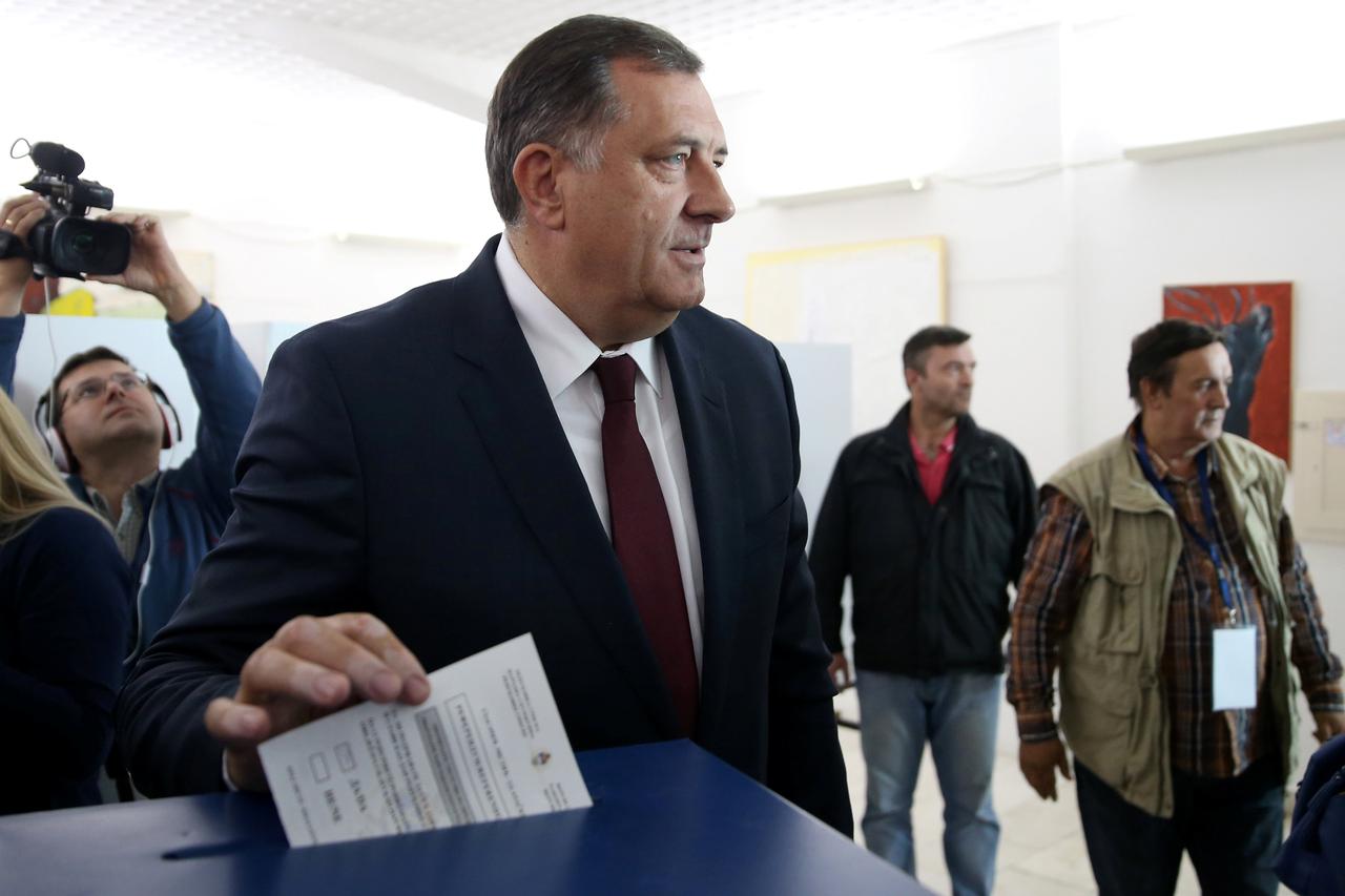 Milorad Dodik na biralište je izišao sa suprugom Snježanom i sinom Igorom. Glasao je javno