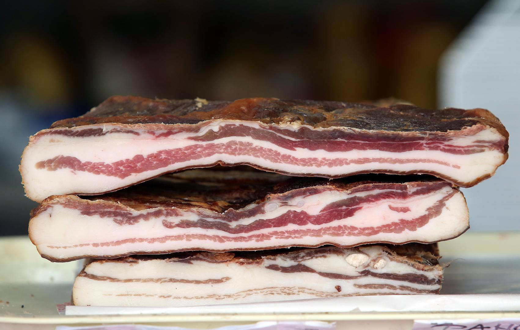 32. Dalmatinska panceta - suhomesnati proizvod pravokutnog oblika. Proizvodi se od obrađene mesnate slanine svinja i podvrgava postupcima soljenja, hladnog dimljenja, sušenja i zrenja. Područje proizvodnje obuhvaća nekoliko županija.