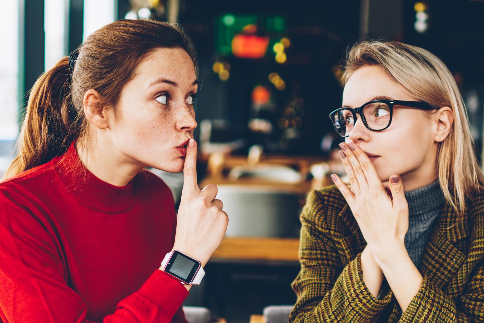 Blizanci: Na vrhu svake liste, gotovo bez iznimke, nalaze se Blizanci. Vladar ovog znaka je Merkur, planet komunikacije, stoga ne čudi što Blizanci procesuiraju svijet i vlastite misli prvenstveno kroz razgovor. Za njih informacija nije nešto što se mora nužno čuvati, već nešto što se treba dijeliti. Oni rijetko odaju tajne iz čiste zlobe ili želje da nekome naškode; problem je u tome što u bujici riječi i misli jednostavno zaborave da je određena informacija trebala ostati povjerljiva.