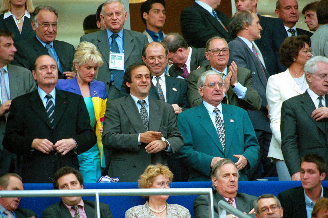 Chirac i hrvatska delegacija predvođena predsjednikom Tuđmanom na legendarnom polufinalu SP-a Francuska - Hrvatska 1998. godine