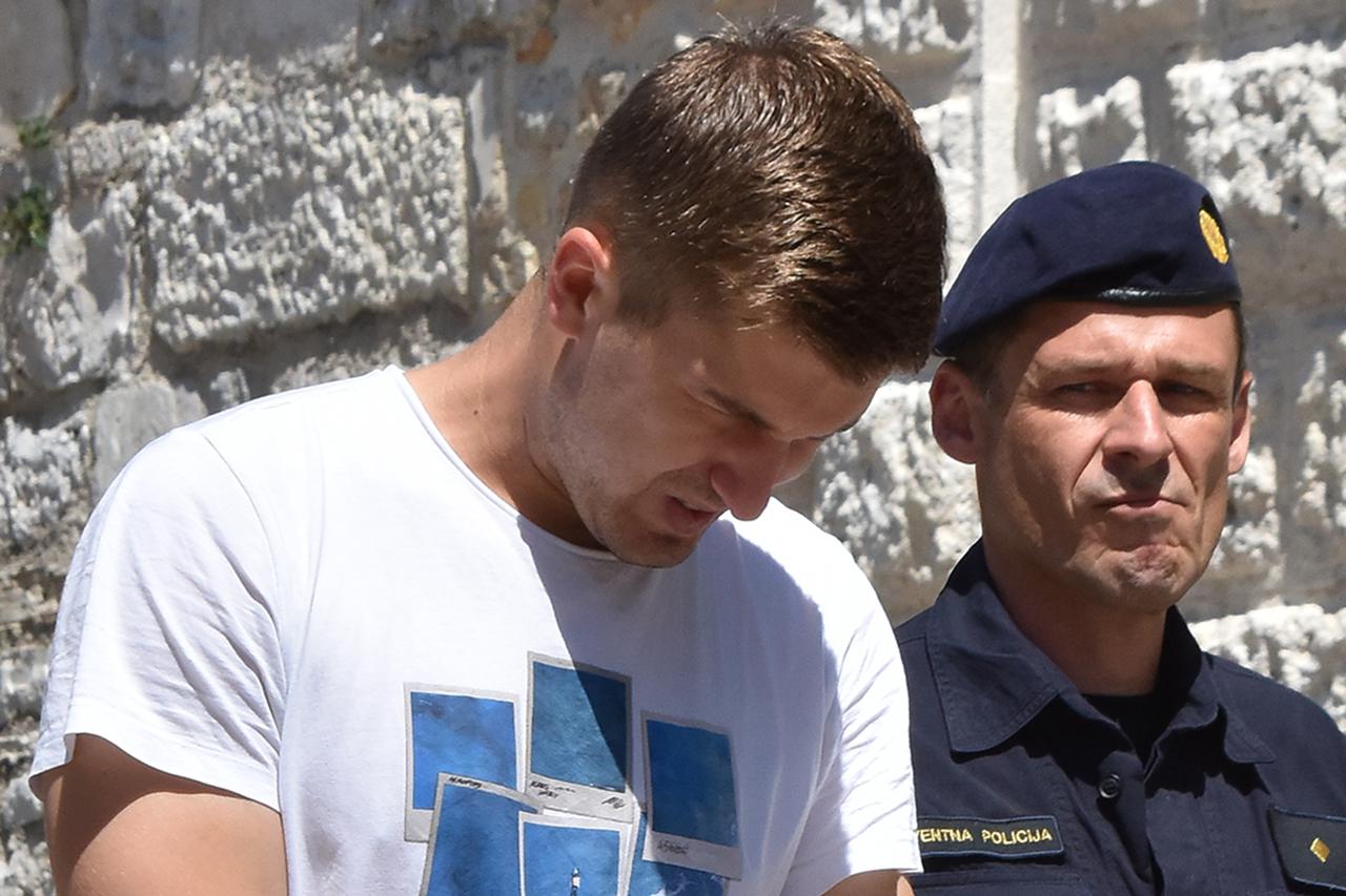 privođenje osumnjičenih zbog premlaćivanja umirovljenika