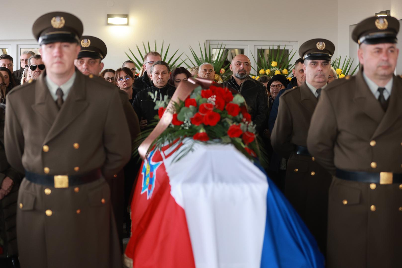 Žiža je ima samo 18 godina kada je samo dva tjedna nakon mature obukao vojničku uniformu.  