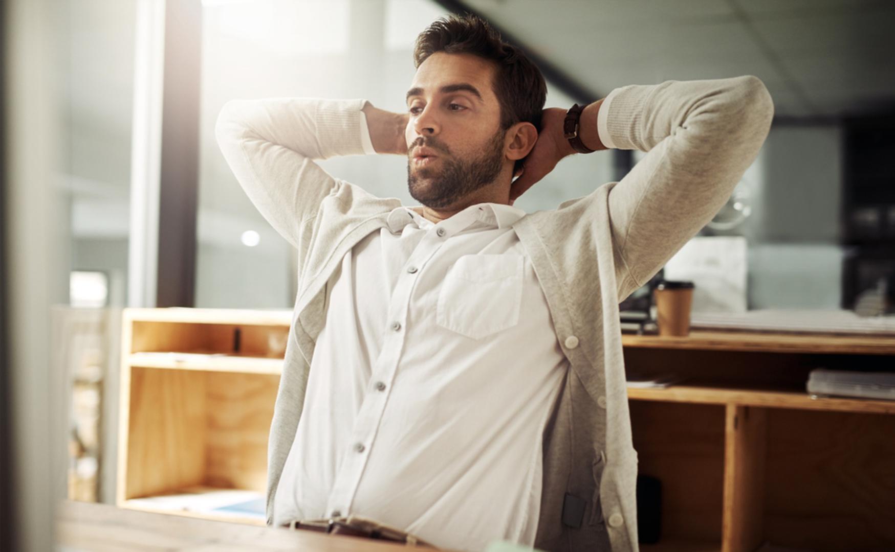 Ne zviždi u kući: Zviždanje u kući, govorilo se, 'zove vraga' ili 'odnosi novac' i mir. U praktičnom smislu, možda je to bio način da se djecu i ukućane primiri i održi red, osobito u manjim prostorima. Danas se ovo praznovjerje često spominje poluozbiljno, ali mnogi i dalje instinktivno stišaju zvižduk čim prijeđu prag.