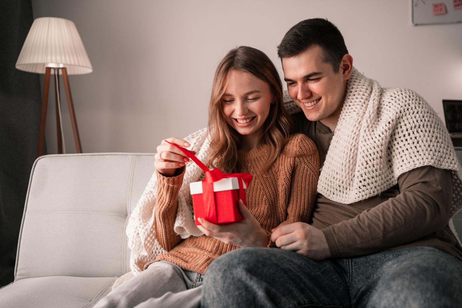 Ribe: Ribama darujte romantiku i maštu: mirisne kupke, mekani šal, umjetnički print, glazbenu playlistu ili večer filma uz dekicu. Ovaj znak voli nježnost, atmosferu i poklone koji smiruju i inspiriraju. Uvijek pobjeđuje dar koji izgleda kao mala bajka i dolazi s toplim zagrljajem.