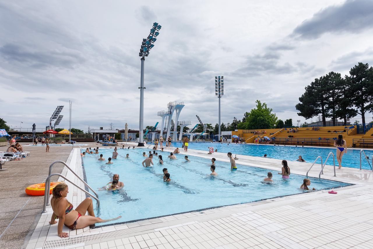 Zagreb: Atmosfera na bazenima Šalata