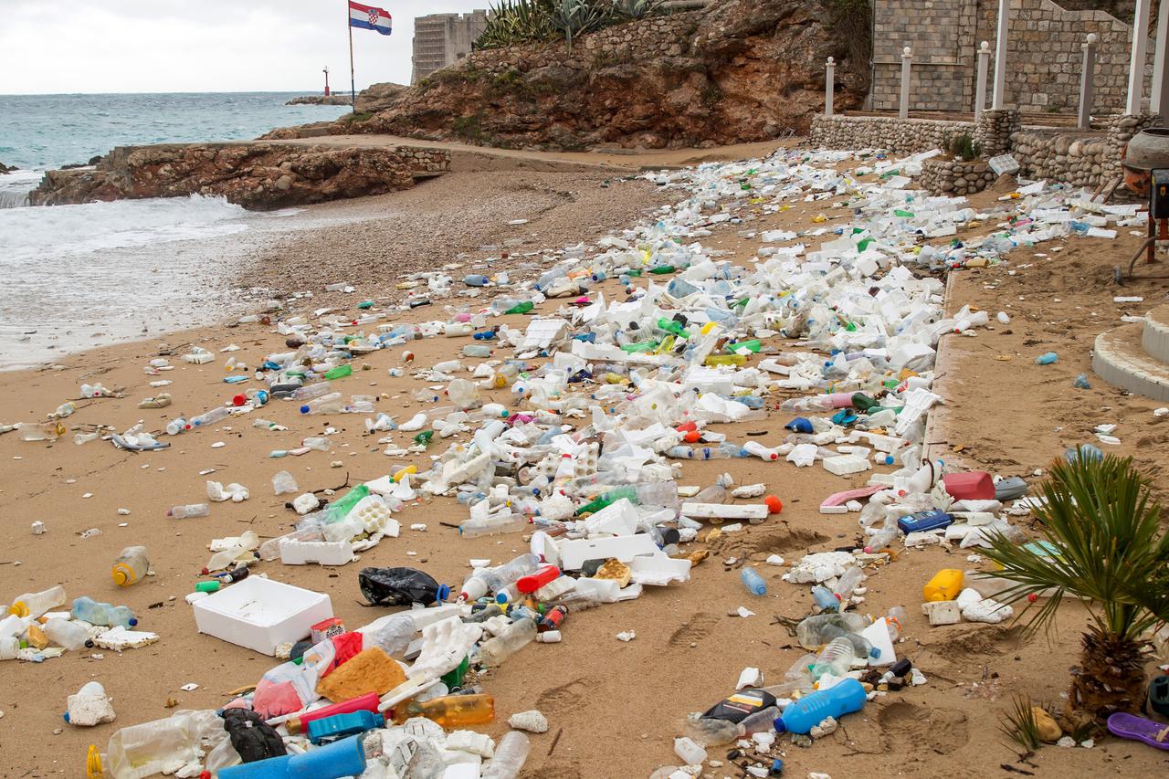 Smeće na dubrovačkoj plaži