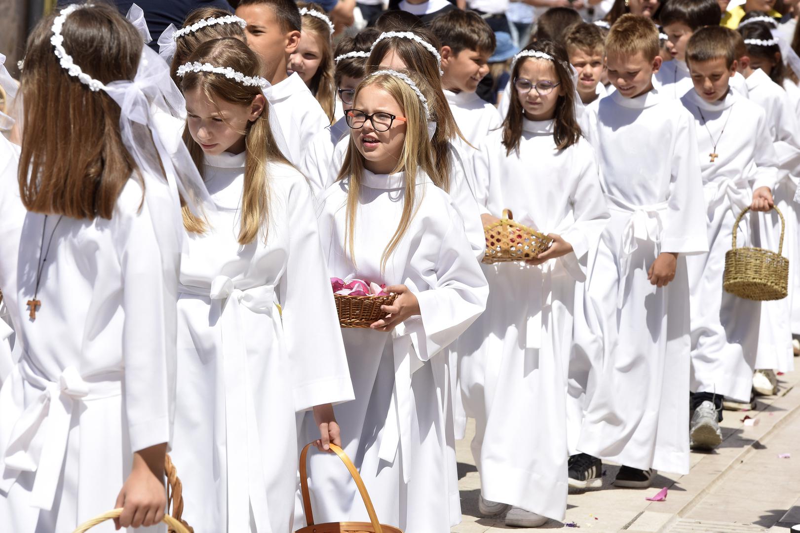 Posebni običaji njeguju se u različitim krajevima Hrvatske. U ludbreškom kraju djeca tijekom procesije posipaju put laticama cvijeća, dok svećenik nosi Presveti oltarski sakrament pod baldahinom. 