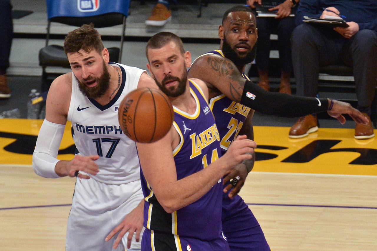 Lakers Sleep In, Then Wake Up With 115-105 Win Over the Grizzlies
