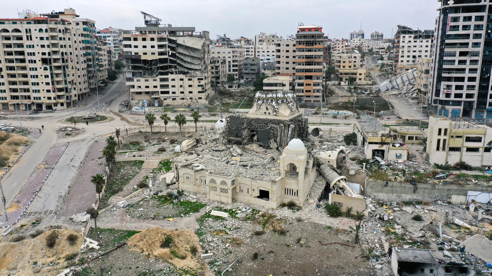 Reutersove snimke dronom pokazuju stanje prije i poslije uništenja džamija na palestinskom području. One sada leže u ruševinama nakon 15 mjeseci rata između Izraela i Hamasa.