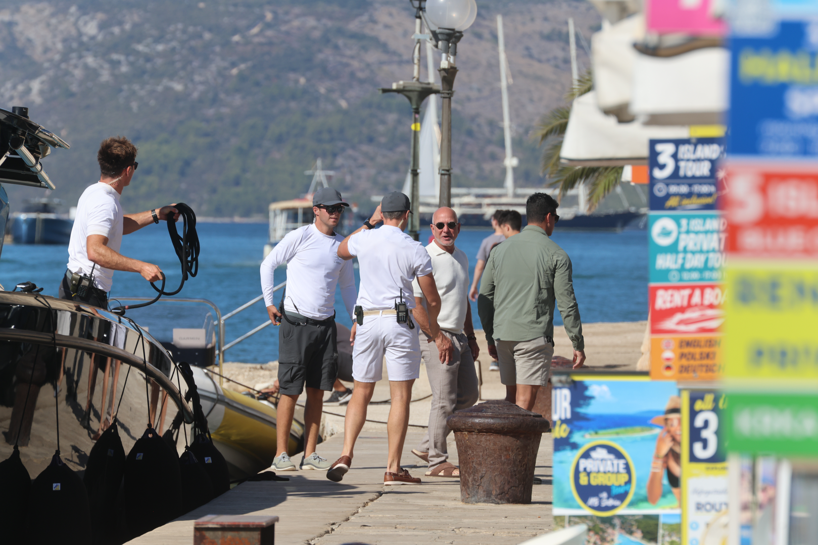 Bezos je u Hrvatsku stigao na luksuznoj jahti Eos, dugoj 127 metara, a tijekom boravka plovili su Jadranom. Njihov odlazak iz Trogira zabilježio je fotoreporter Pixsella Ivo Čagalj.