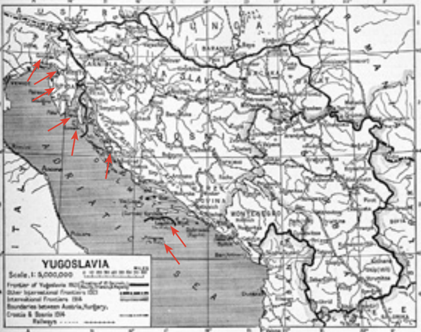 Italija je Rapallskim ugovorom iz 1920. dobila Trst, Goricu,
Gradišku i dio Kranjske, Istru (osim dijela općine Kastav),
Zadar te otoke Cres, Lošinj, Lastovo i Palagruža, a njime je
ustanovljena i Slobodna Država Rijeka