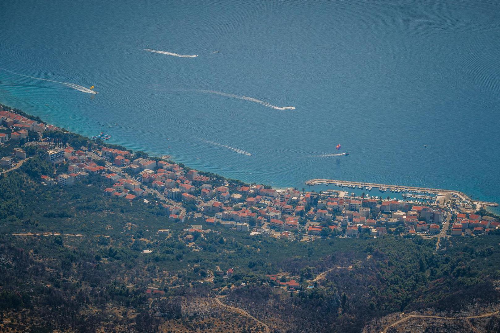 Makarska: Grad zbog Biokova i mora ima dramatičan krajolik kakav malo koji obalni grad može ponuditi. Makarska je slikovita, ali i funkcionalna. Zdravstvene usluge dostupne su kroz mrežu Splitsko-dalmatinske županije, dok je naprednija bolnička skrb dostupna u Splitu. No, ona od navedenih gradova ima najvišu cijenu nekretnina po kvadratu, zaključuje WorldAtlas.