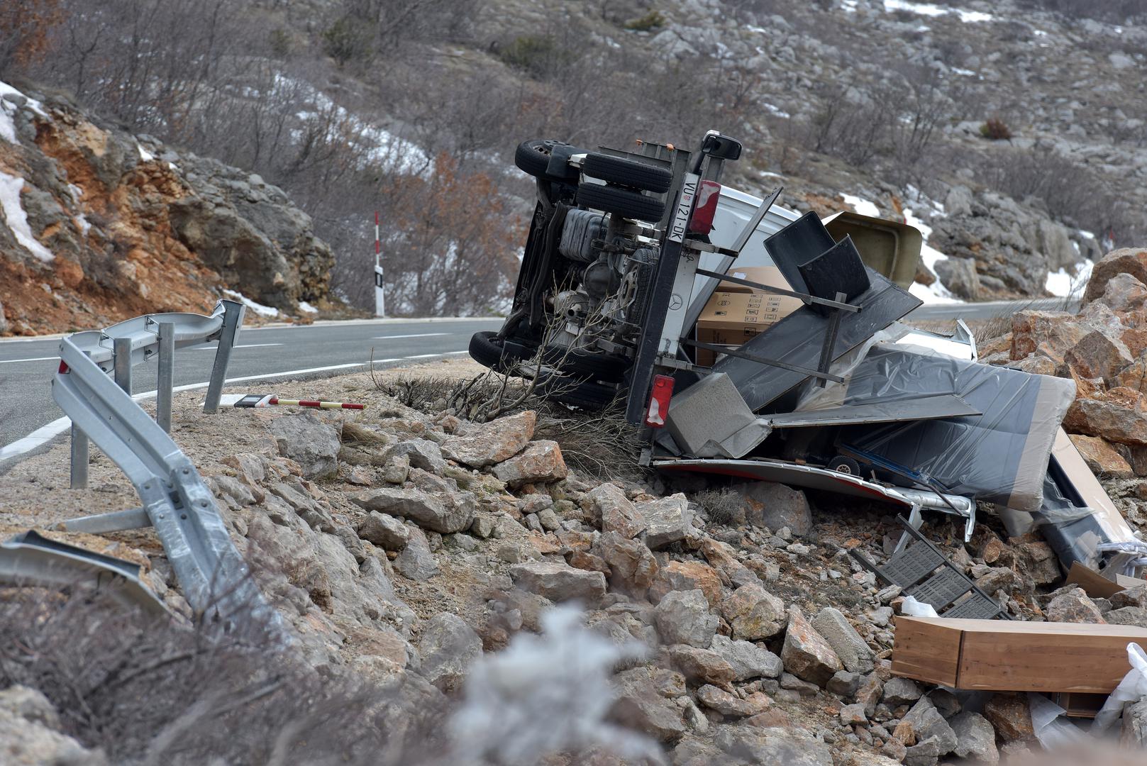 Kako javlja HAK u 11.55 sati, zbog olujnog vjetra za sav promet zatvorene su autocesta A1 između čvorova Sveti Rok i Posedarje, državna cesta DC54 Maslenica – Zaton Obrovački i Jadranska magistrala (DC8) između Senja i Svete Marije Magdalene.