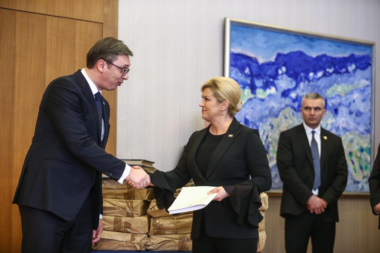 Vučić na Pantovčak donio matične knjige iz Dvora na Uni