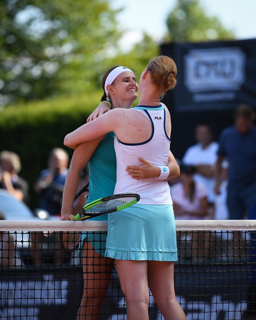 U ponedjeljak su na WTA turniru u Karlsruheu prvi put na nekom profesionalnom turniru zaigrale jedna protiv druge, a Van Uytvanck je slavila nakon tri seta sa 6-4, 1-6, 6-1.