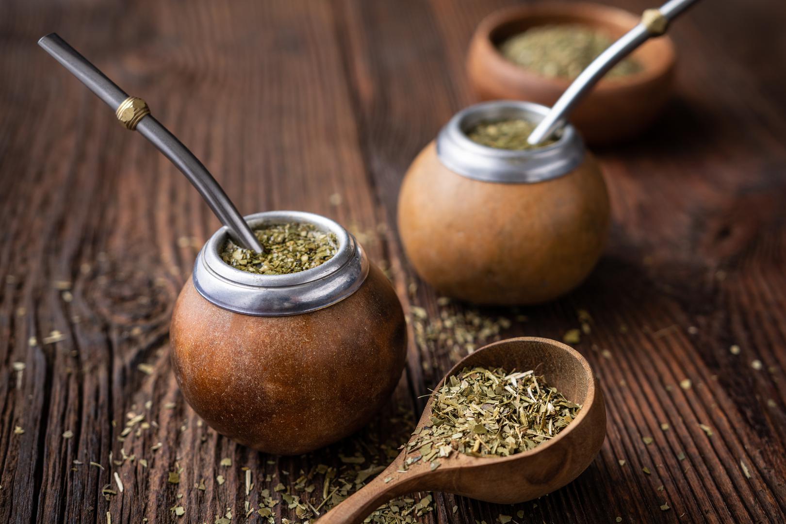 Yerba Mate čaj: Yerba Mate je biljni napitak koji se široko konzumira u Južnoj Americi. Iako je njegov sadržaj kofeina usporediv s kavom, što još uvijek može utjecati na vašu jutarnju razinu kortizola, on također nudi brojne druge zdravstvene prednosti. Tipična šalica ovog čaja bogata je antioksidansima koji potiču iz biljnih spojeva, sličnim onima u zelenom čaju, pružajući sve slične prednosti. Osim toga, Yerba Mate sadrži niz esencijalnih vitamina i minerala za tijelo, uključujući vitamin C, vitamin B6, željezo, kalcij, tiamin i riboflavin.