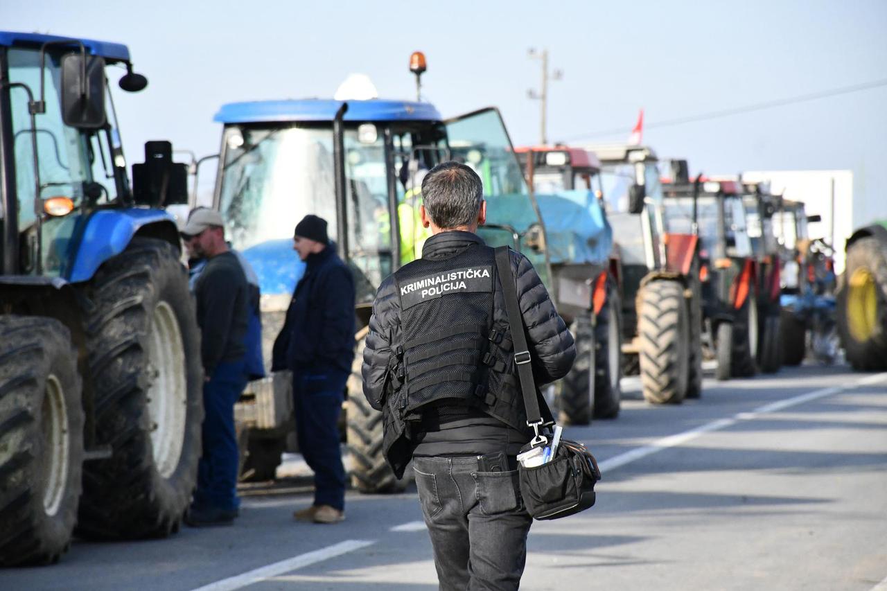 Slavonski Šamac: Prosvjednici traktorima blokirali prometnicu Babina Greda - Slavonski Šamac