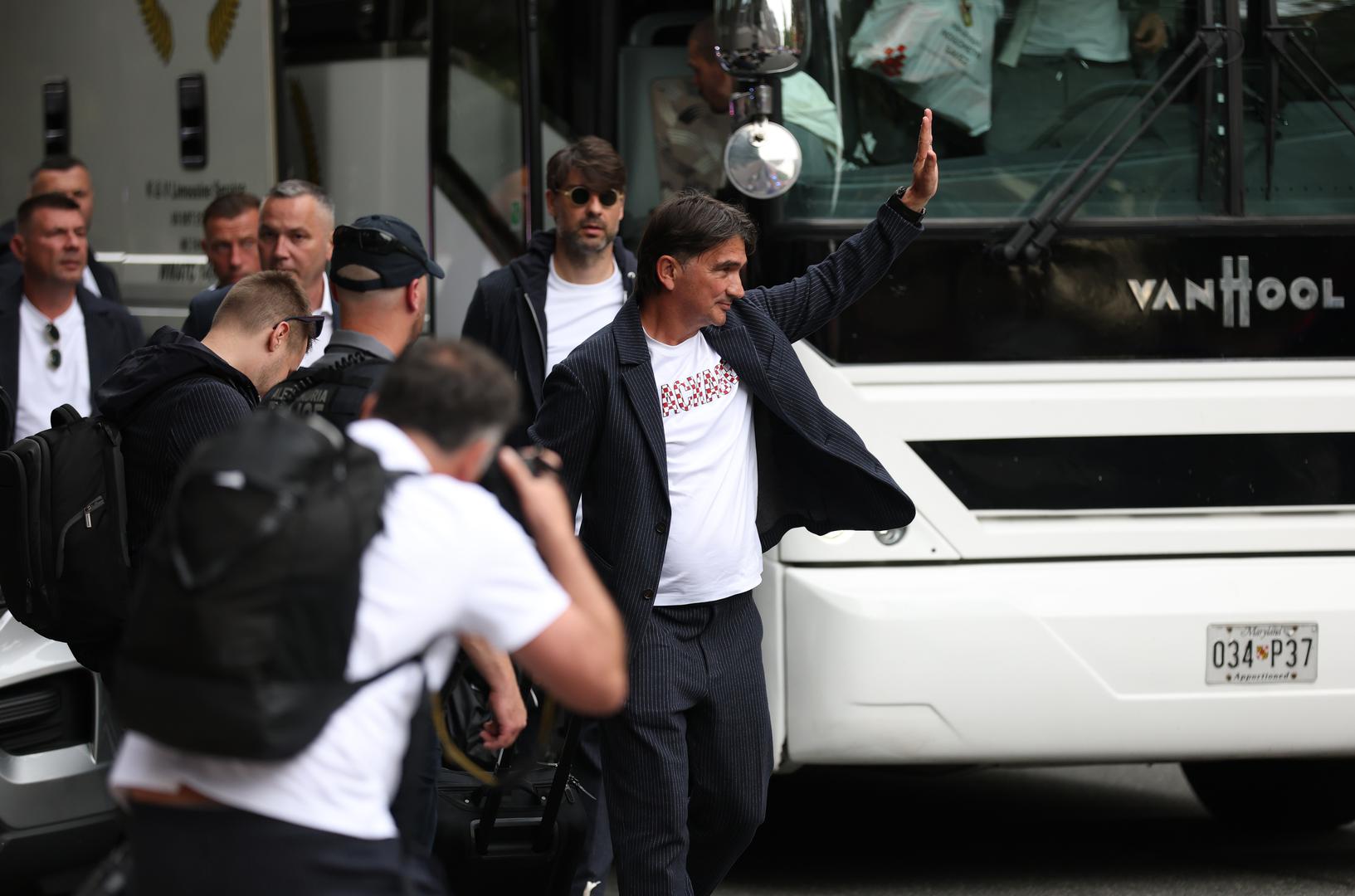 Ispred hotela AKA u kojem će odsjedati dočekalo ih je oko pedeset navijača, većinom Hrvata koji žive u Sjedinjenim Američkim Državama.