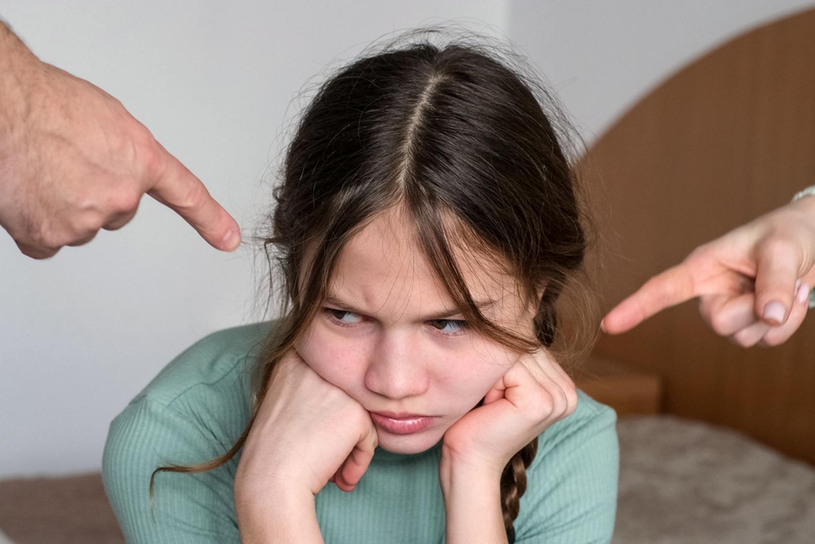 'Dok si pod mojim krovom, bit će kako ja kažem!' U prijevodu: demokracija postoji, ali ne u dnevnom boravku. To je bila univerzalna tipka za gašenje rasprave, osobito kad bi se spomenulo 'samo još pet minuta' ili 'svi drugi smiju'. Rečenica je nosila i skriveni dodatak: krov je svetinja, a ti si još na probnom roku.