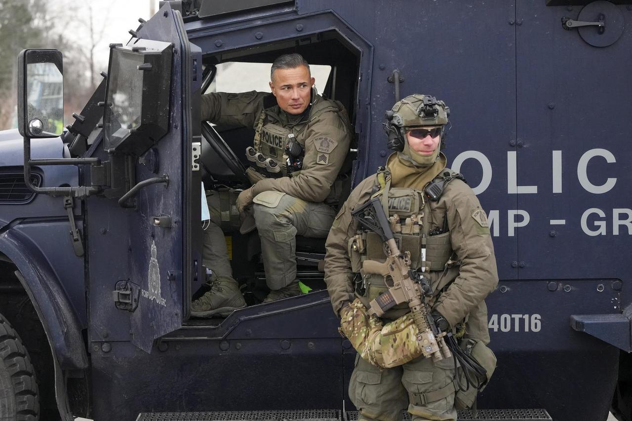 Windsor: Kanadska policija uklanja prosvjednike s graničnog mosta