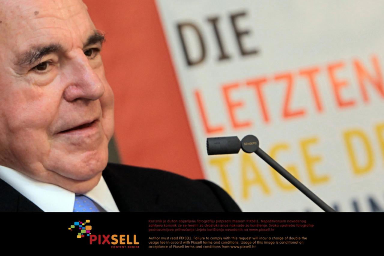 \'Former German chancellor Helmut Kohl attends a book presentation in Wiesbaden, Germany, 22 September 2010. Mr Kohl delivered a speech when former federal defence minister Franz Josef Jung presented 