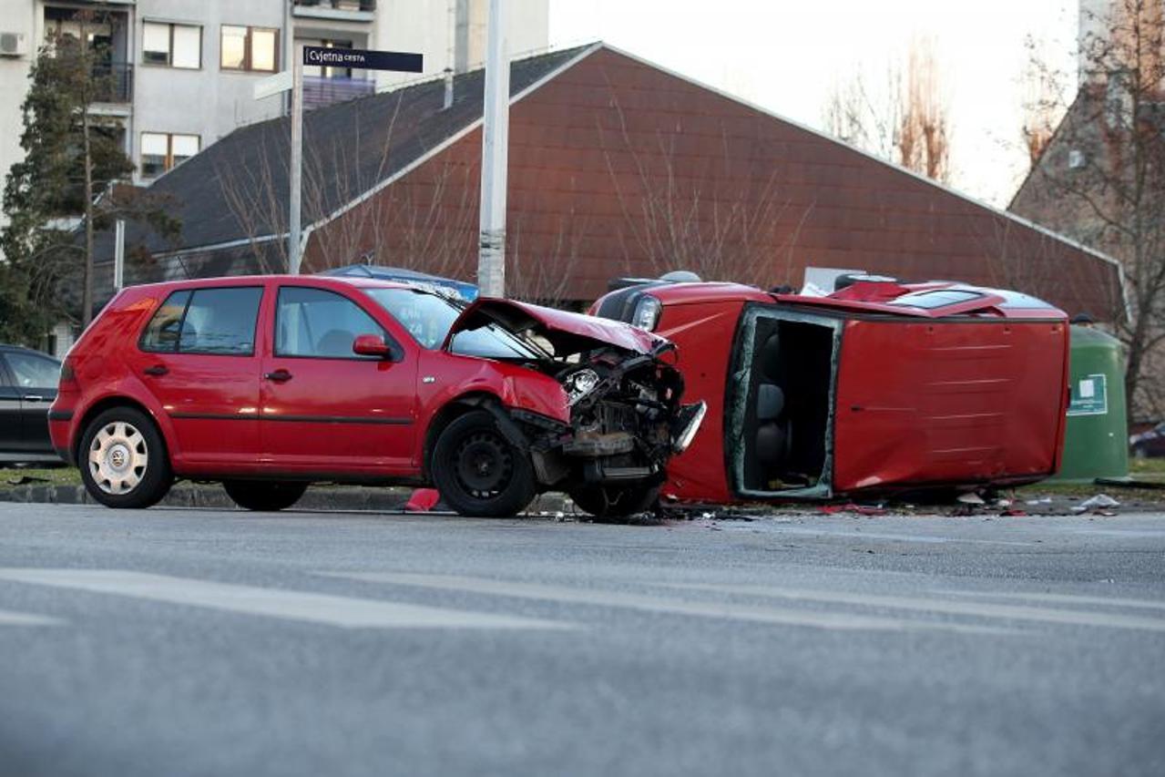 prometna nesreća, auto na boku
