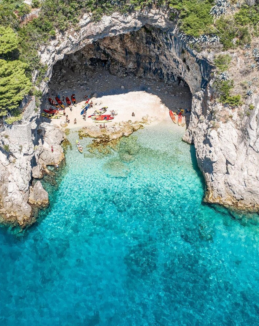 Betina špilja je šljunčana plaža u Dubrovniku koja se nalazi u špilji između vile Šeherezada i plaže Gjivovići. a plažu se ne može doći kopnenim putem, već isključivo morskim. Najbliže za doplivati do nje je s plaže Gjivovići, a postoji i mogućnost vožnje kanuom do špilje uz pratnju vodiča. 