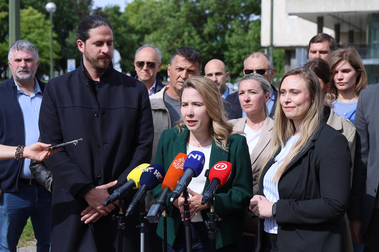 Zagreb: Marija Selak Raspudić održala ispred zgrade Gradske uprave završnu konferenciju za medije 