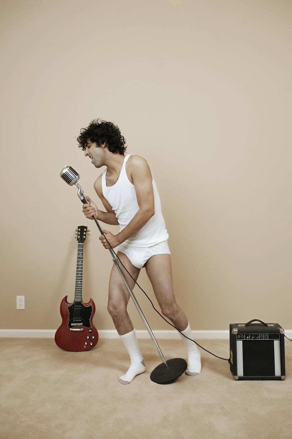 muškarac u donjem rublju, bokserice, slip gaćice