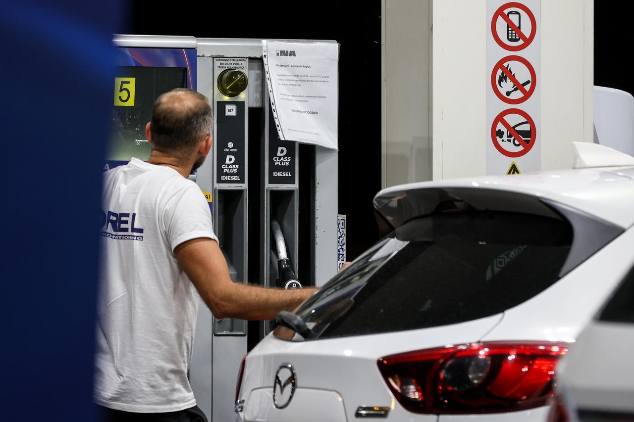 Zagreb: Automobili na benzinskoj postaji uoči sutrašnjeg poskupljenja benzina
