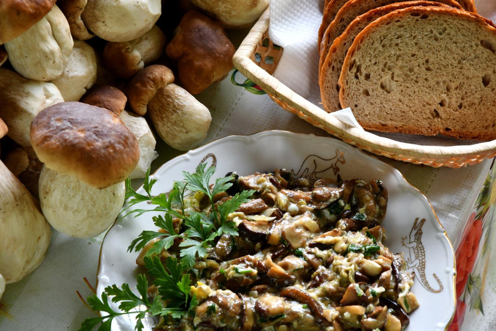 Omlet s vrganjima: Na malo maslaca pirjajte narezane vrganje dok ne omekšaju i dok višak tekućine ne ispari. Prelijte ih razmućenim jajima začinjenima solju i paprom te pecite na laganoj vatri. Pred kraj možete dodati naribani sir, mladi luk ili nasjeckani peršin.