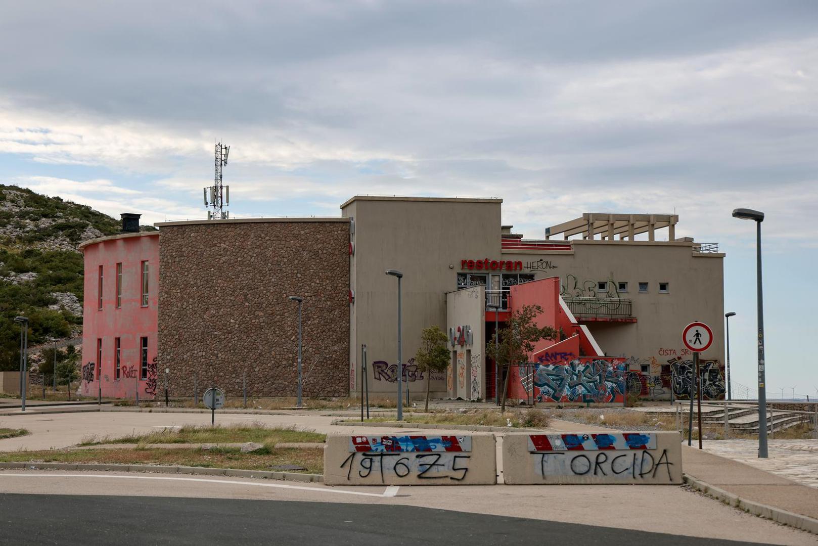 Budući koncesionar dobit će pravo korištenja na 35 godina, uz obvezu da u roku od dvije godine obnovi objekt, uredi ga kao hotel s tri zvjezdice te izgradi punionice za električna vozila.