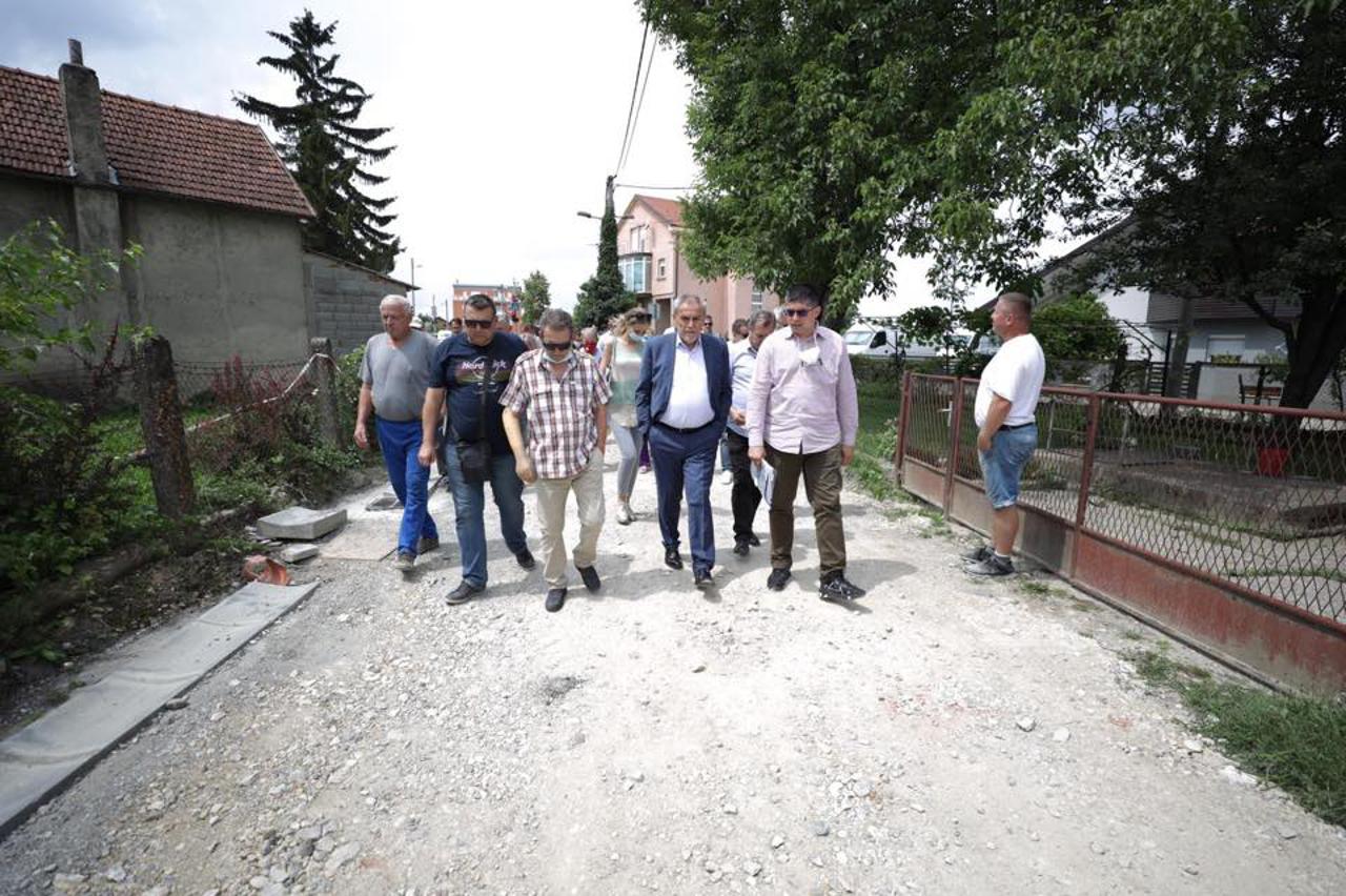Milan Bandić u obilasku četvrti