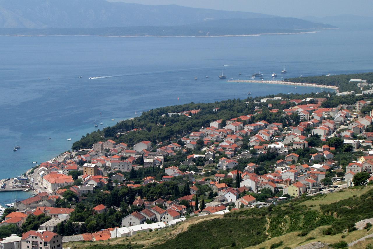 Bol: Pogled na Bol na Bra?u iz pti?je perspektive 