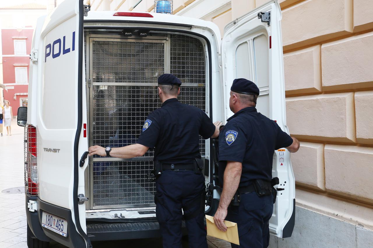 Privođenje muškarca osumnjičenog za bombaški napad na policijsku postaju