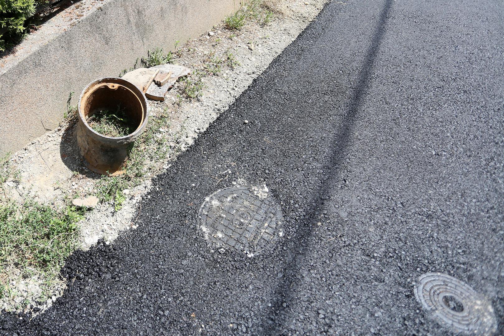 Novi šaht je postavljen, ali stari nisu ni maknuli