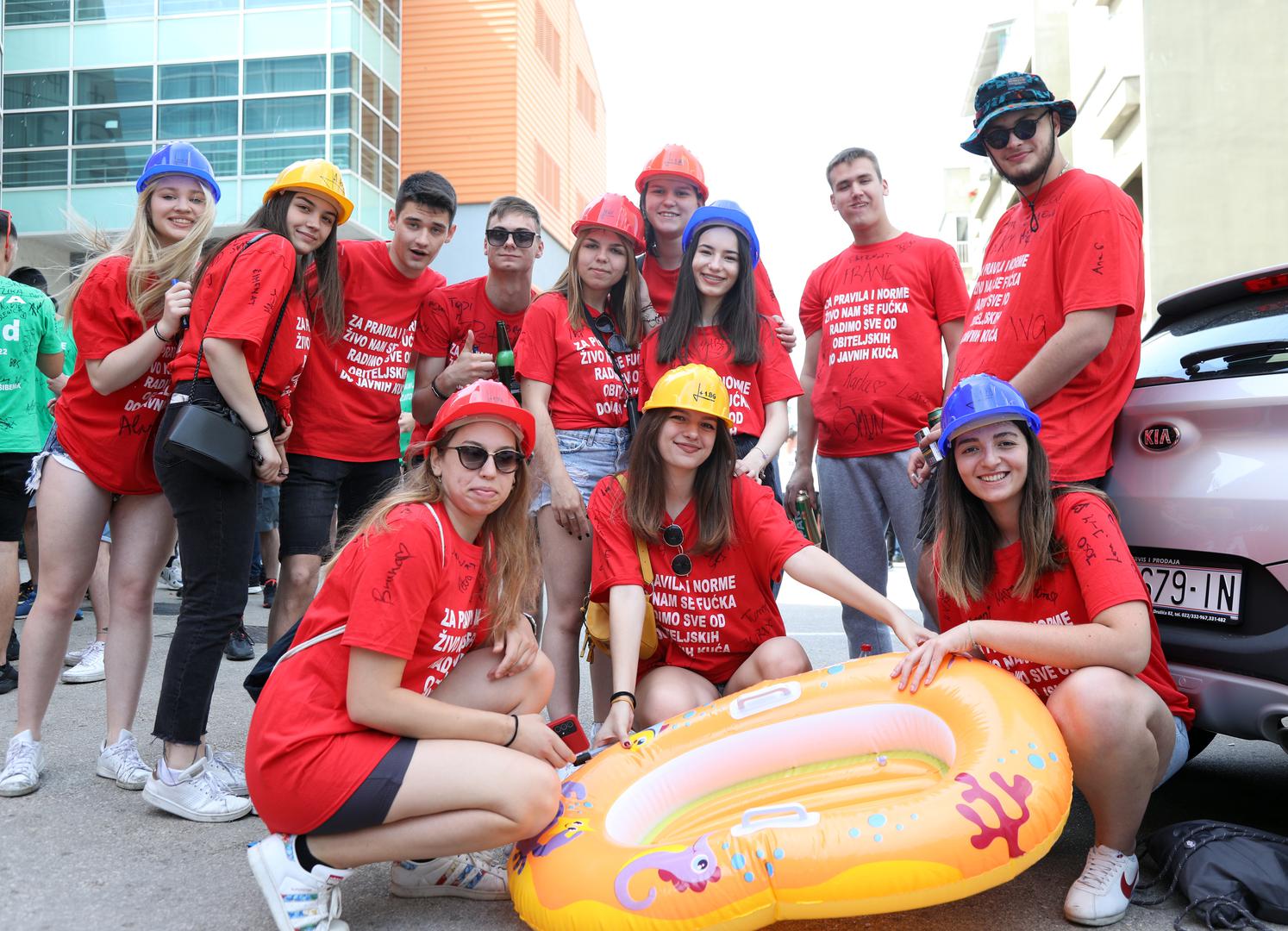 25.05.2022., Sibenik - Oprostaj maturanata od srednje skole obiljezava se ispred sibenskih srednjih skola od jutarnjih sati. Norijada u Sibeniku protice veselo. Photo: Dusko Jaramaz/PIXSELL
