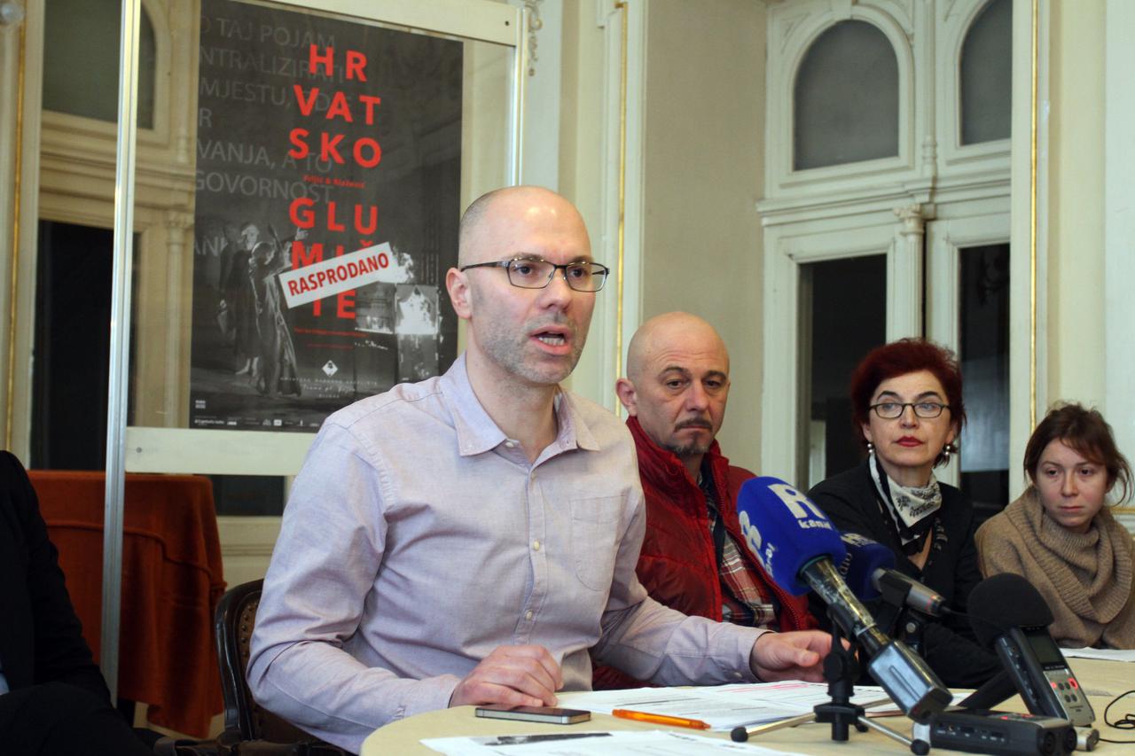 20.01.2015., Rijeka - Konferencija za medije u HNK Ivana pl. Zajca dramaturga Marina Blazevica, glumca u predstavi Hrvatsko glumiste, te majke djevojcice koja glumi u predstavi. Ocitovanje na subotnji incident u kojem je sudjelovala Vedrana Spadoni Stefan