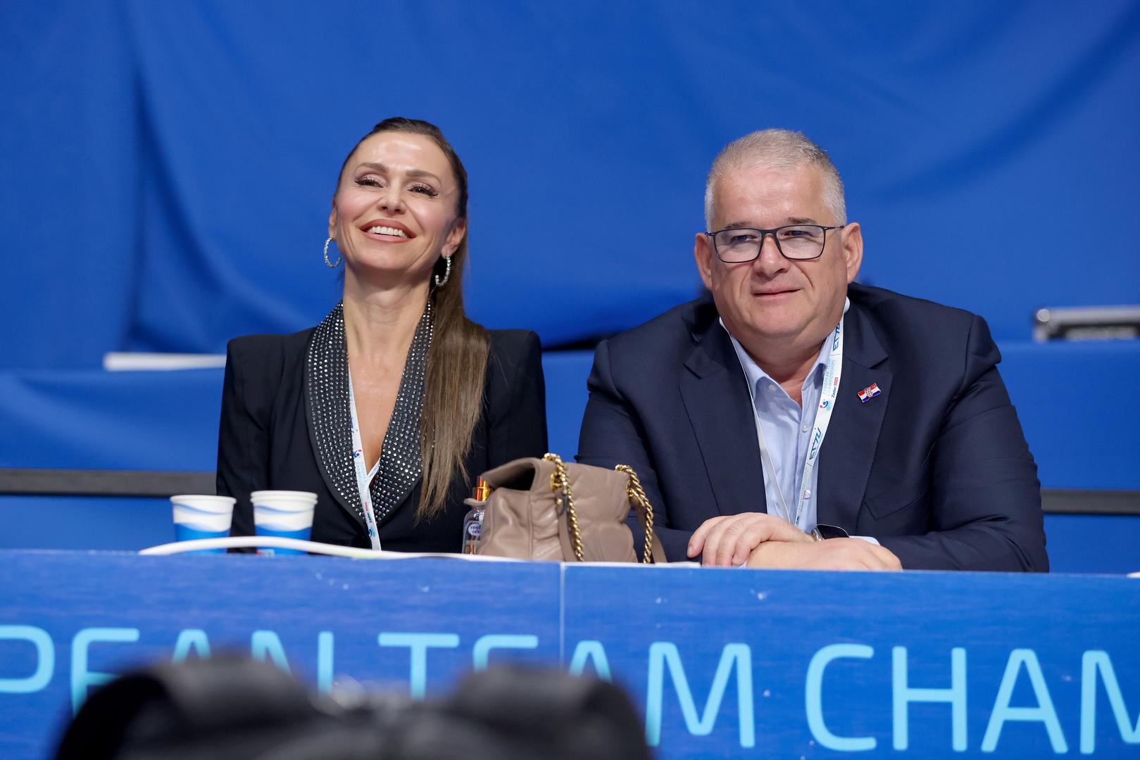 Mila Horvat, nekadašnje omiljeno lice Hrvatske radiotelevizije, svojom je karizmom i profesionalnošću godinama osvajala gledatelje diljem Hrvatske. Nakon gotovo desetljeća izbivanja s malih ekrana, mnogi se pitanju gdje je danas i čime se bavi ova talentirana voditeljica i novinarka.